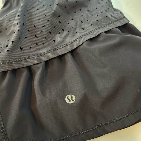 Lululemon In a Flash Multi-Layer Black Gray Laser Cut Ruffle Skirt Skort Size 4 - Picture 10 of 10